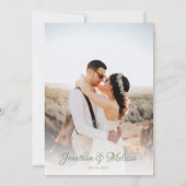 QR Code Monogram Script Sage Groene Foto Huwelijk Kaart (Achterkant)