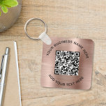 QR-code of Logo Promotie Roos Gold Sleutelhanger<br><div class="desc">Eenvoudige elegante promotionele sleutelhanger voor uw bedrijf of organisatie met een gouden naald van het roos tegen een metalen achtergrond. Voeg uw code QR of logo en twee lijnen van douanetekst,  zoals uw bedrijfnaam,  slogan,  dank u,  toe of verlaat leeg.</div>