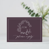 QR Code Plum Paarse Leafy Crest Monogram Weddensch RSVP Kaartje (Staand voorkant)