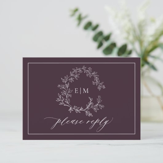 QR Code Plum Paarse Leafy Crest Monogram Weddensch RSVP Kaartje (Staand voorkant)