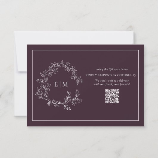 QR Code Plum Paarse Leafy Crest Monogram Weddensch RSVP Kaartje (Achterkant)