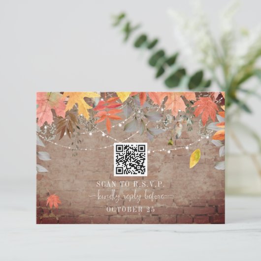 QR-code Rustige Brick Fall Wedding RSVP Kaartje (Staand voorkant)
