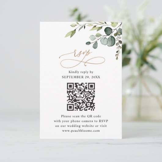QR-code Rustige Eucalyptus Greenery Gold Wedding RSVP Kaartje (Staand voorkant)