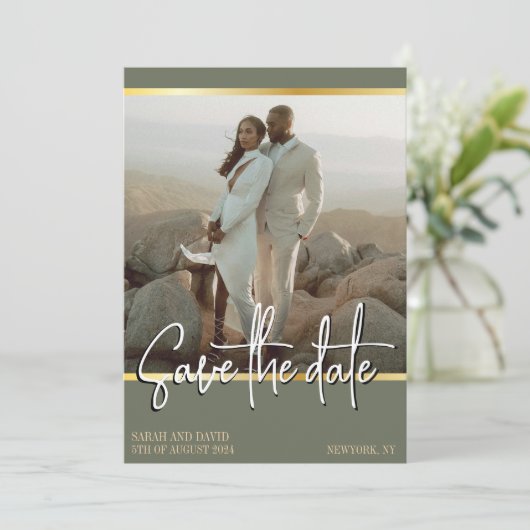 QR Code Sage Groene Gouden Minimalistische Foto Save The Date (Staand voorkant)