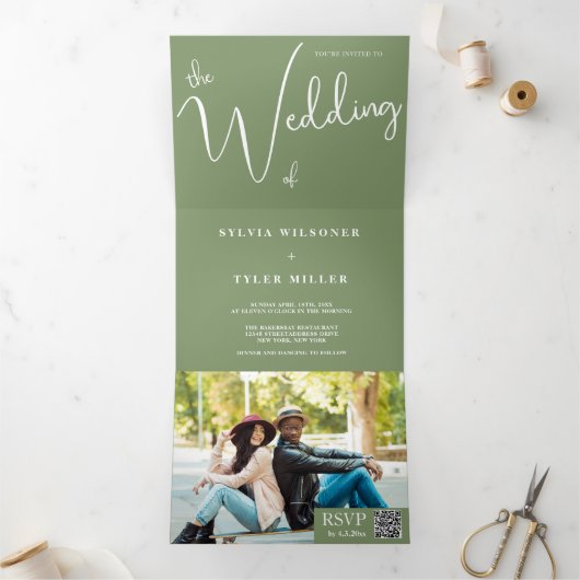 QR Code Sage Minimalist Photo Weddenschap Drieluik Uitnodiging (Binnen)