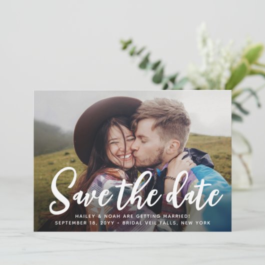 QR-code & twee foto's Moderne trendy script bruilo Save The Date (Staand voorkant)