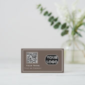 QR Code Zakelijk Logo Bruin Minimalistisch Visitekaartje (Staand voorkant)