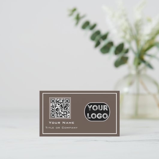 QR Code Zakelijk Logo Bruin Minimalistisch Visitekaartje (Staand voorkant)