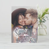 QR code Ze zei ja! Weddenschap Verloving 2 Foto Save The Date (Staand voorkant)