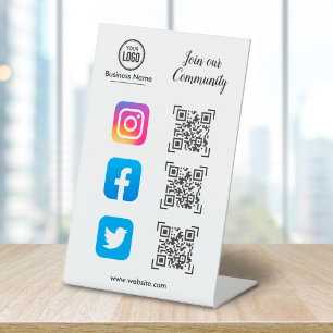 QR-codescanner om verbinding te maken op sociale m Reclamebord Met Voetstuk