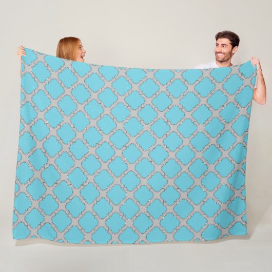 Quatrefoil blauw en grijs fleece deken (In situ)