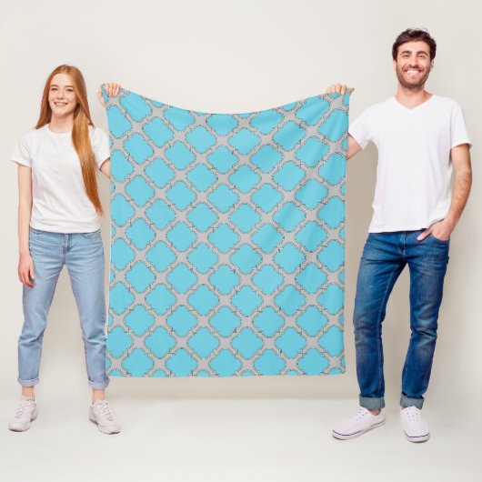 Quatrefoil blauw en grijs fleece deken (In situ)