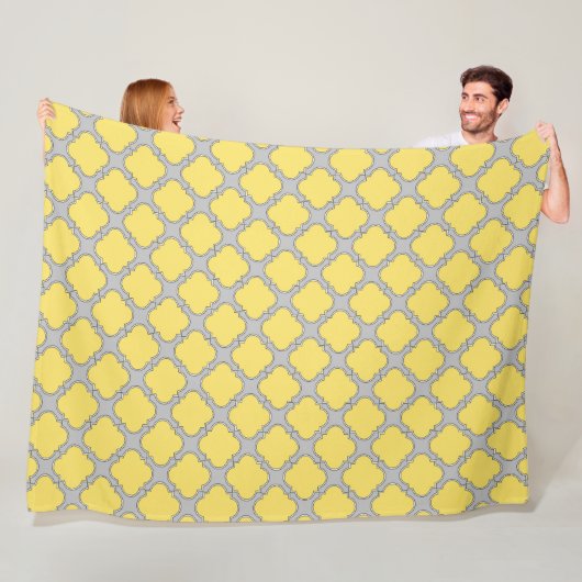 Quatrefoil geel en grijs fleece deken (In situ)