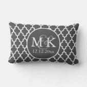 Quatrefoil Monogrammed Bruiloft Grijs en Wit V2 Kussen (Achterkant)