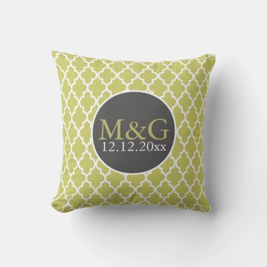 Quatrefoil Monogrammed Bruiloft Groen en Wit Kussen (Voorkant)
