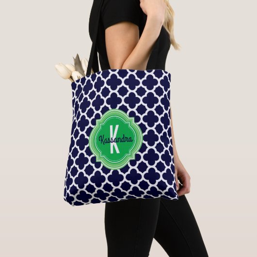 Quatrefoil Navy Blue Green Monogram Naam Tote Bag (Dichtbij)