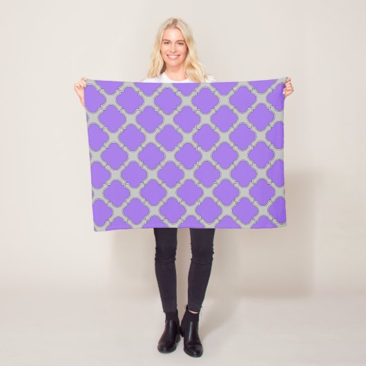Quatrefoil paars en grijs fleece deken (In situ)