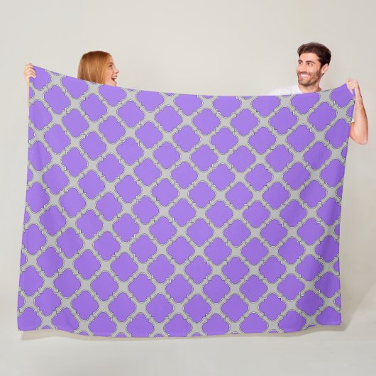 Quatrefoil paars en grijs fleece deken (In situ)