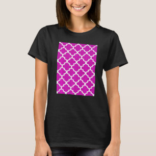 Quatrefoil patroon in wit overzicht op donkerroze t-shirt
