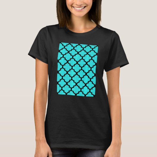 Quatrefoil Pattern In Black Outline On Aqua Blue T-shirt (Voorkant)