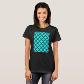 Quatrefoil Pattern In Black Outline On Aqua Blue T-shirt (Voorkant volledig)