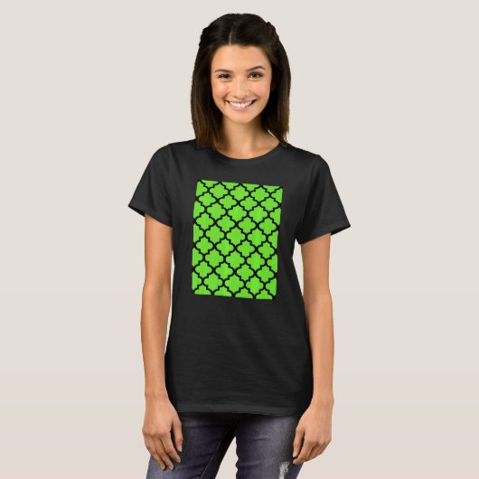 Quatrefoil Pattern In Black Outline On Vivid Green T-shirt (Voorkant volledig)
