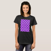 Quatrefoil Pattern In White Outline On Purple T-shirt (Voorkant volledig)