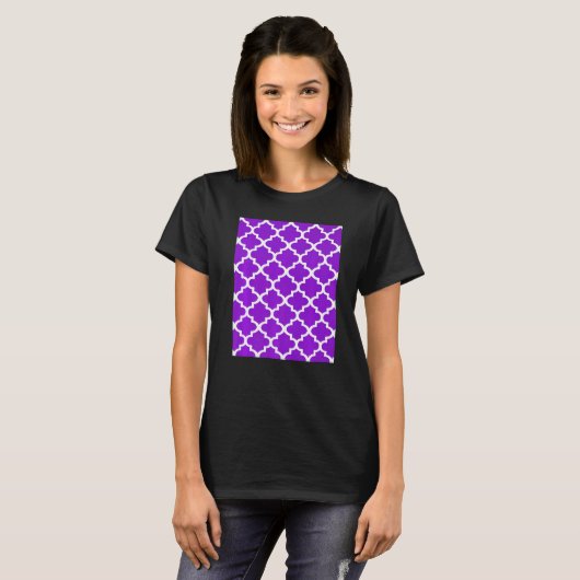 Quatrefoil Pattern In White Outline On Purple T-shirt (Voorkant volledig)