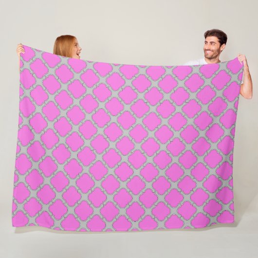 Quatrefoil roze en grijs fleece deken (In situ)