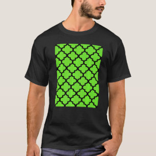 Quatrefoliepatroon in zwart overzicht op levendig t-shirt