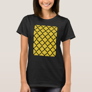 Quatrefoliepatroon in zwart overzicht op mosterdst t-shirt