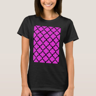 Quatrefoliepatroon in zwarte omtrek op Paarse roze T-shirt