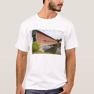 Quebec, Canada. Galipeault overdekte brug in T-shirt