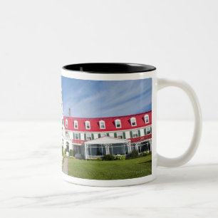Quebec, Canada. Historic Hotel Tadoussac Tweekleurige Koffiemok