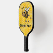 Queen Bee met een Sweet Swat Pickleball Paddle (Links)