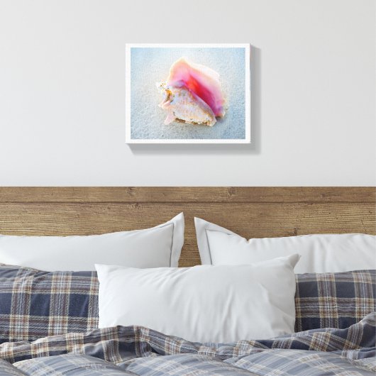 Queen Conch Shell op Bahamas Beach Canvas Afdruk (Insitu (Slaapkamer))
