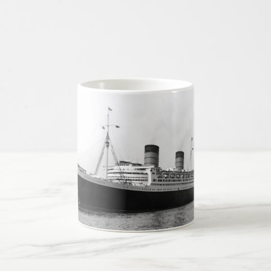 Queen Elizabeth Mok (Center)