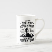 Queen of Adventure Hiking Mum Typography Design Porselein Kop (Rechts)