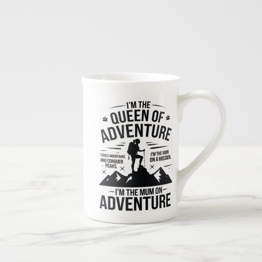Queen of Adventure Hiking Mum Typography Design Porselein Kop (Rechts)