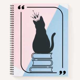 Queen of Books - gekroonde kat op stapel boeken