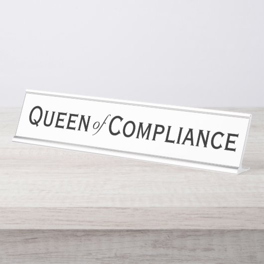 Queen of Compliance Funny Woman Compliance Officer Bureau Naambordje (Voorkant)