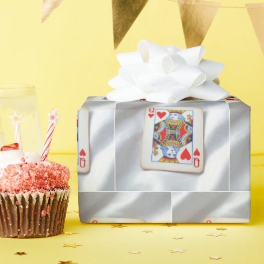 Queen of Hearts On White Satin Fabric Cadeaupapier (Verjaardagsfeest)