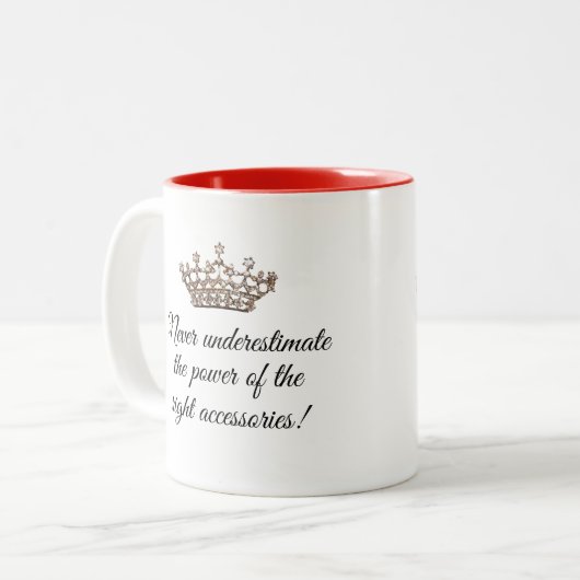 "Queen" Tiara Mok (Voorkant links)