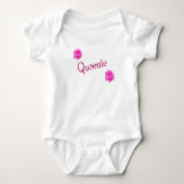 Queenie, naam, met roze rozen, Baby odysuit Romper (Voorkant)