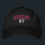 QUEENS NY Eenvoudig Hot Roze en Wit op Zwart Geborduurde Pet<br><div class="desc">QUEENS NY Hot Pink en White geborduurd op zwart katoenen pet. Borduurwerk is aanpasbaar aan andere kleurkeuzes door de knop "Ontwerp bewerken" te selecteren. Je kunt ook de kleur van het pet kiezen op de hoofdobjectpagina.</div>