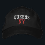 QUEENS NY Eenvoudig wit en rood op zwart Geborduurde Pet<br><div class="desc">QUEENS NY Wit en Rood geborduurd op Zwart katoenen pet. Borduurwerk is aanpasbaar aan andere kleurkeuzes door de knop "Ontwerp bewerken" te selecteren. Je kunt ook de kleur van het pet kiezen op de hoofdobjectpagina.</div>