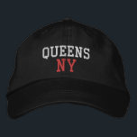 QUEENS NY Eenvoudig wit en rood op zwart Geborduurde Pet<br><div class="desc">QUEENS NY Wit en Rood geborduurd op Zwart katoenen pet. Borduurwerk is aanpasbaar aan andere kleurkeuzes door de knop "Ontwerp bewerken" te selecteren. Je kunt ook de kleur van het pet kiezen op de hoofdobjectpagina.</div>
