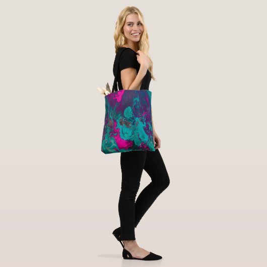 Queen's Potion Magenta & Blauwgroen Abstracte rook Tote Bag (Op model)