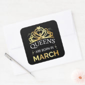 Queens wordt geboren in maart I Vierkante Sticker (Envelop)