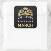Queens wordt geboren in maart I Vierkante Sticker (Tas)